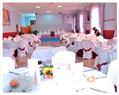 Restaurant Calau mesas y sillas blancas de restaurante